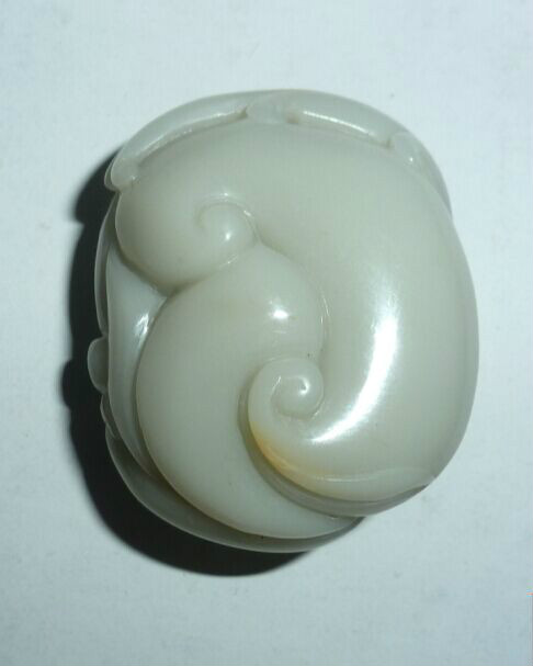  p>石英岩玉是由粒状石英集合体组成的致密块体,石英含量在90%以上