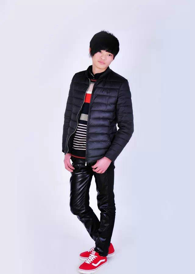  p>安木翎,原名王志伟,内地男歌手代表作:《心里话》等. /p>