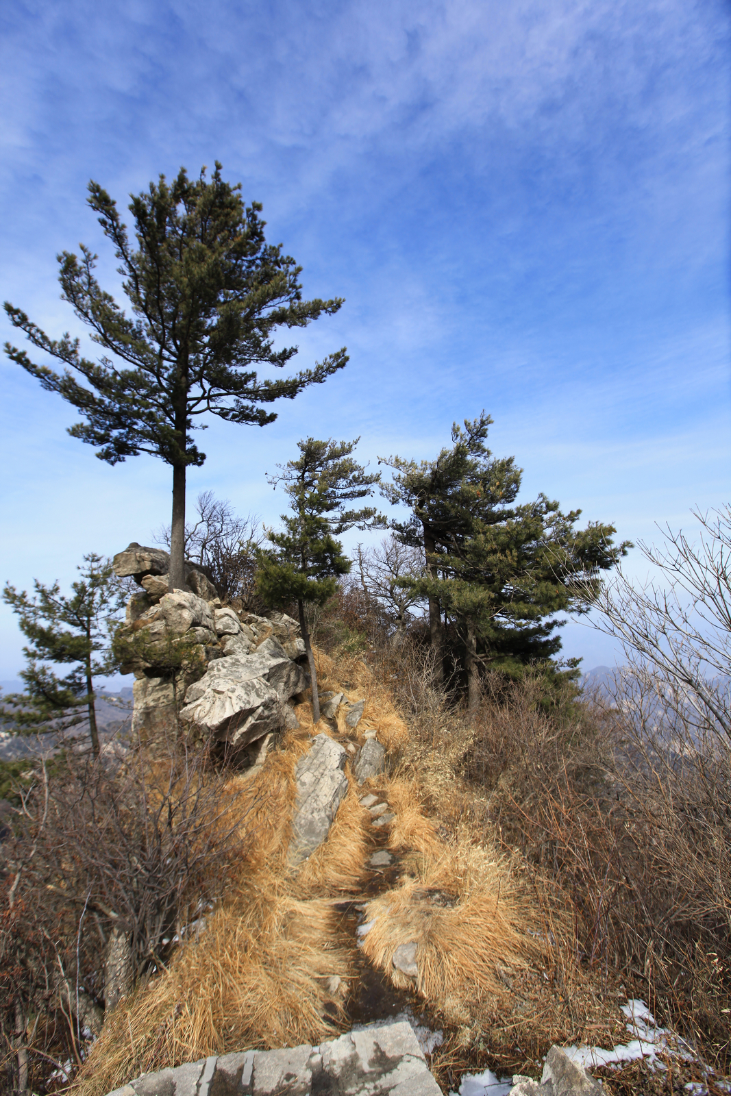  p>尧山,又称石人山,位于河南省平顶山市鲁山县西部,地处伏牛山东段.