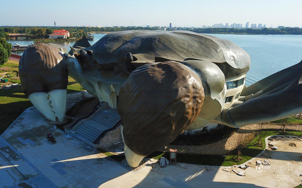 ="#" data-lemmaid="1075316">阳澄湖 /a>岸边,建筑整体外形无接缝