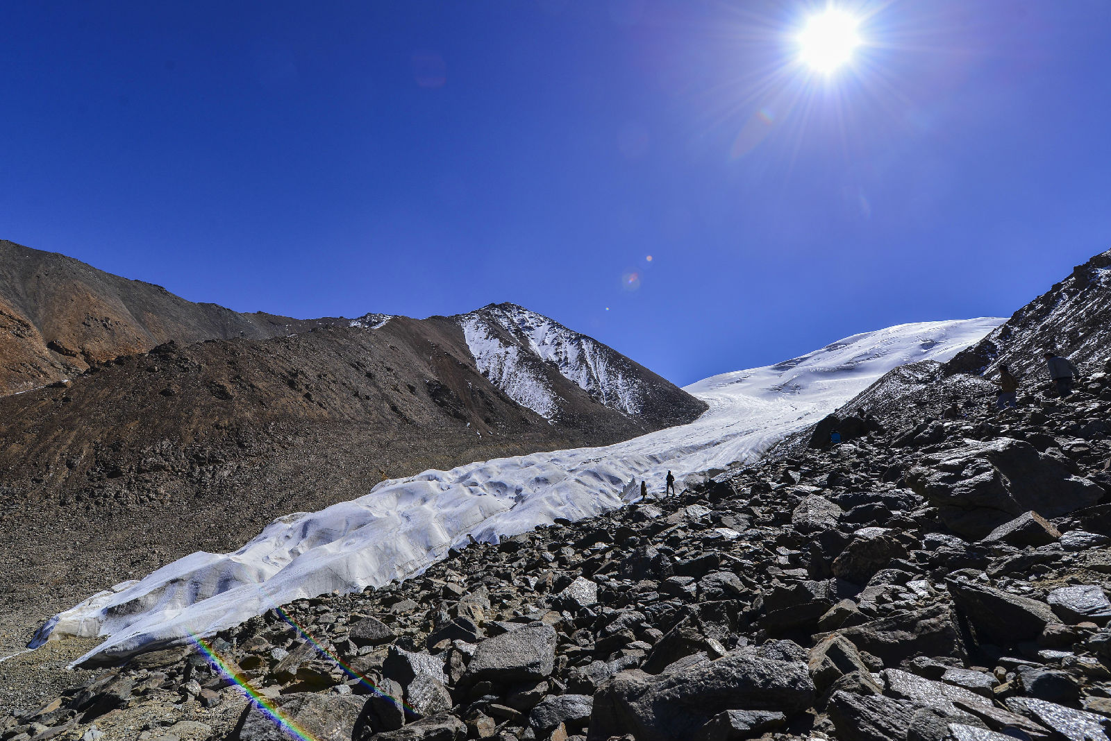  p>七一冰川位于甘肃省 a target="_blank" href="/item/嘉峪关市