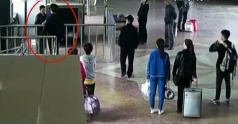 data-lemmaid="17545878">徐纯合 /a>带着母亲和三个未成年的孩子出行