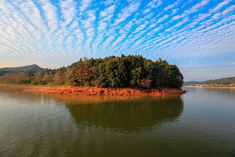  p data-id="gnx21rlg91">大金湖位于武夷山南端的泰宁县境内,国家