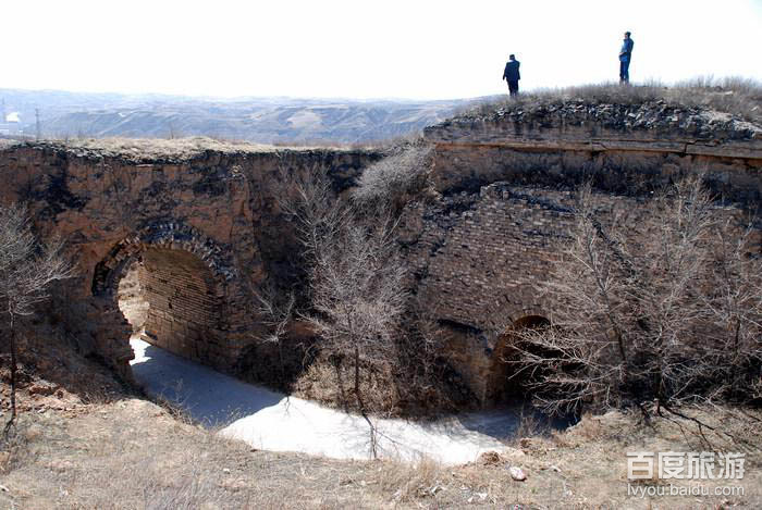 位于陕西省府谷县,因居孤山川北侧山坡之上,故得名.