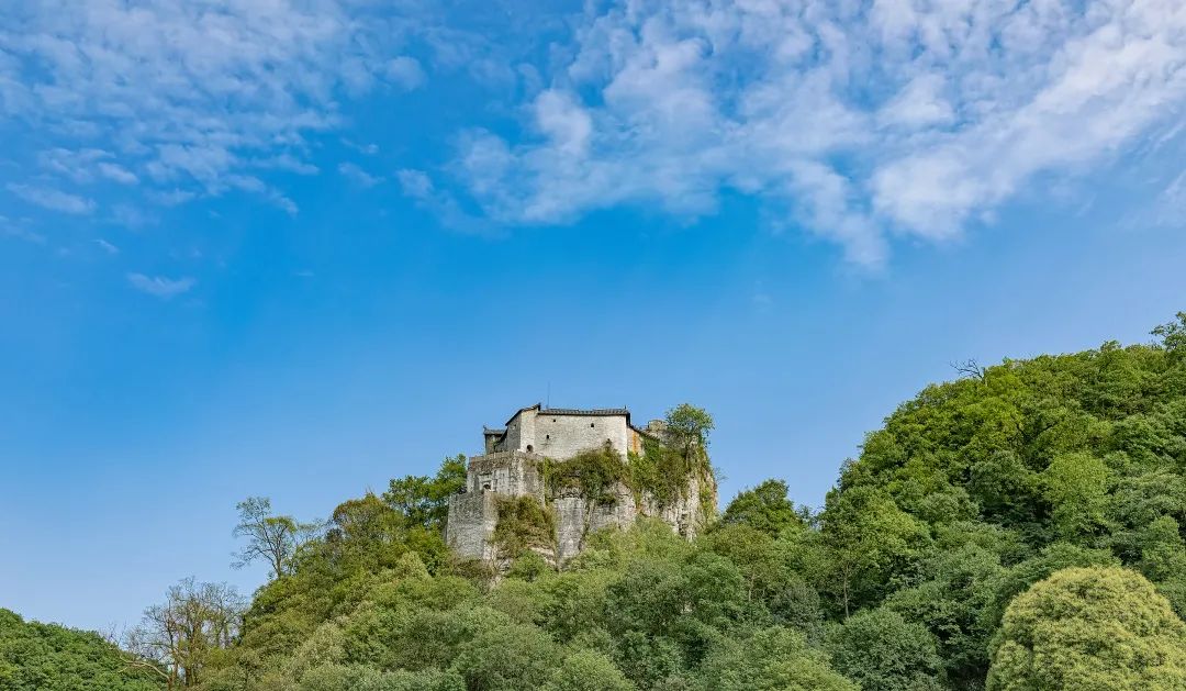  p data-id="gnzl5zm1hm">天台山位于贵州安顺市以东27公里的平坝区 a