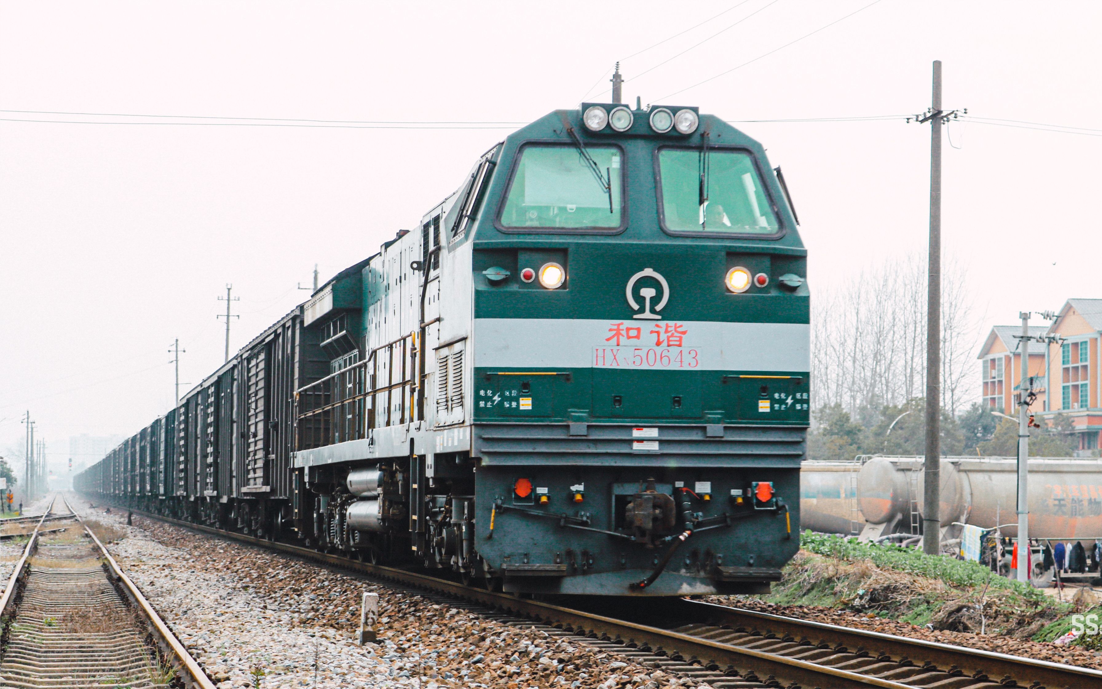 和谐5型柴油机车