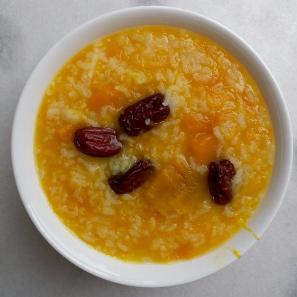  p>南瓜粥是以南瓜为主材制作而成的粥品.