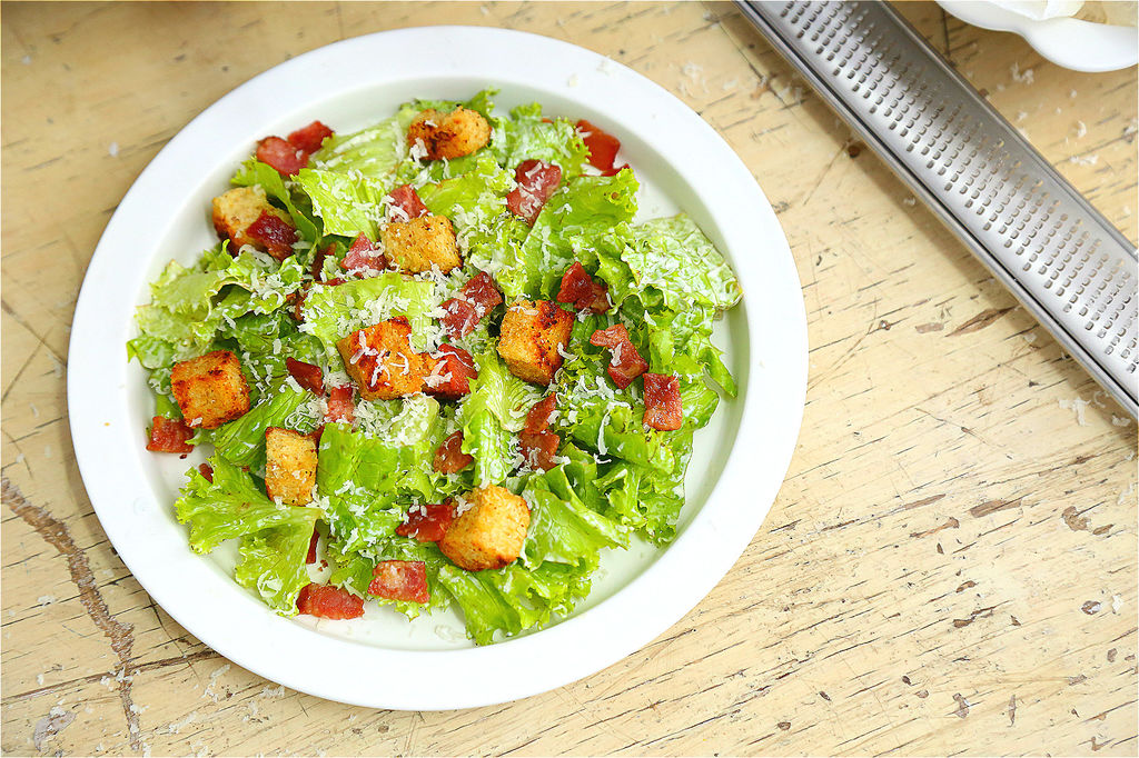  p>凯撒沙拉是一道常见于桌边服务的传统沙拉.被称做"沙拉之王".