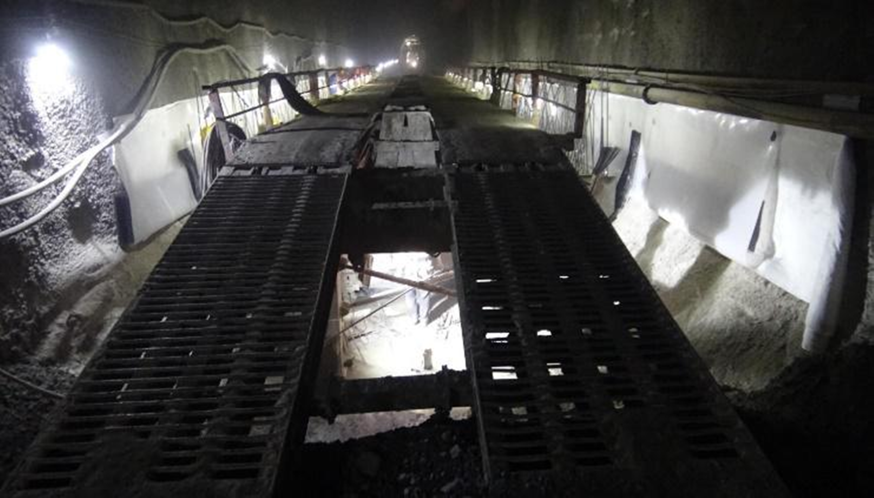 单线铁路隧道自行式仰拱栈桥带模板施工工法