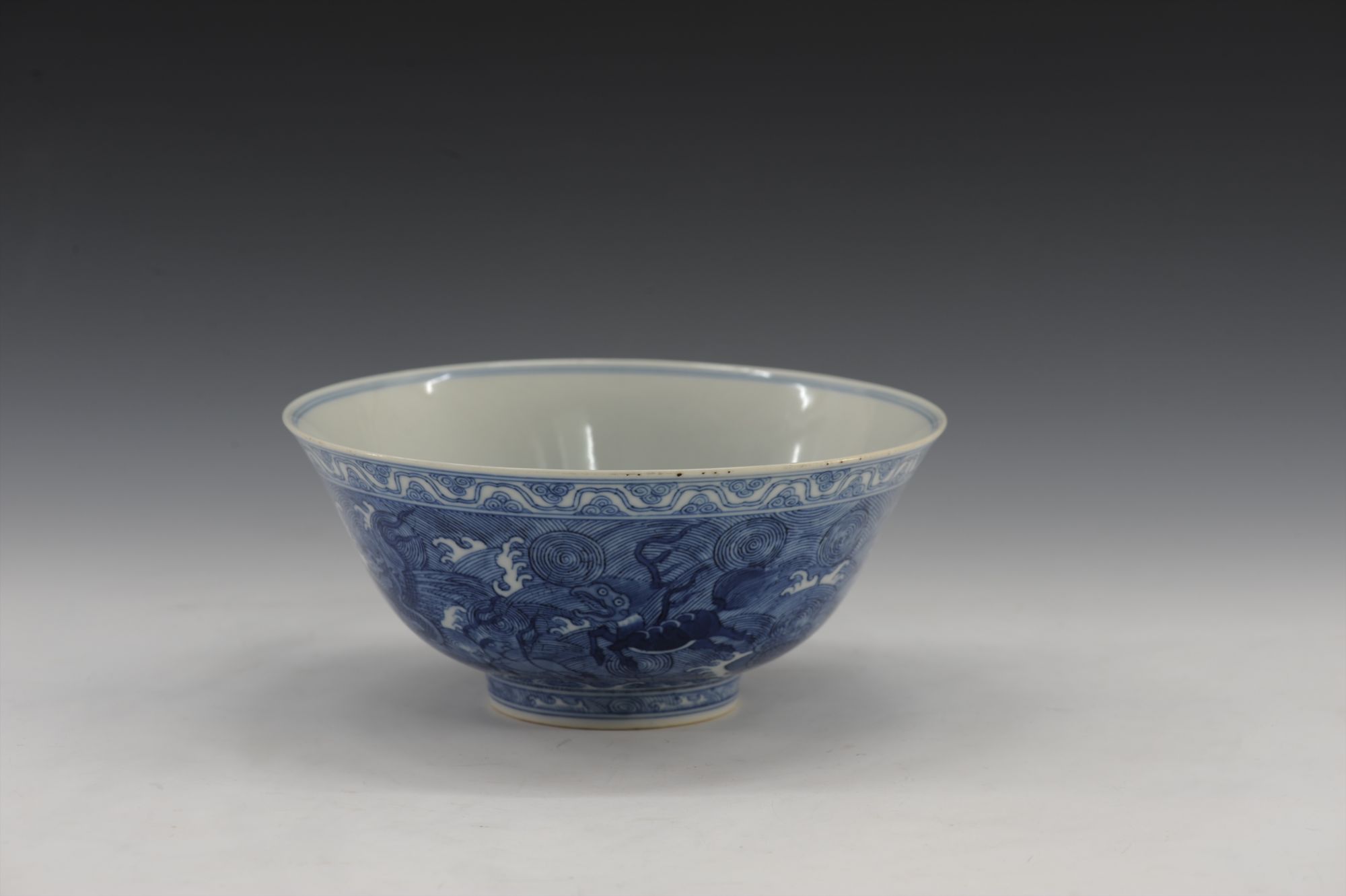 清代青花海兽纹瓷碗