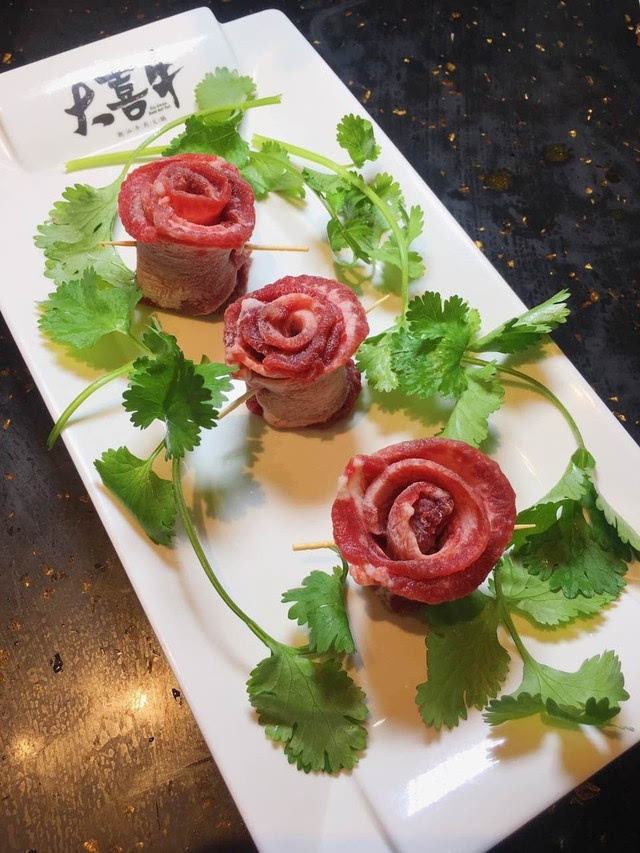 id="gnwfek1lpy">玫瑰牛肉是一道美食,制作原料主要有牛腿肉,玫瑰花