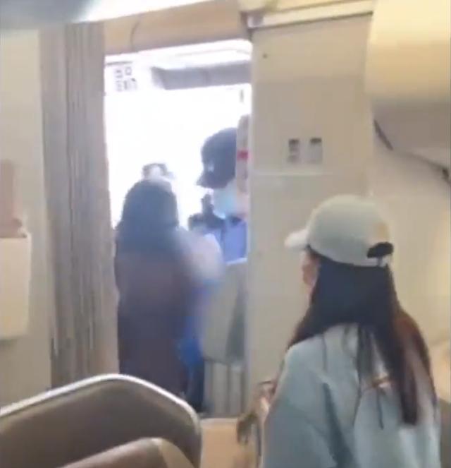 北京市北京首都国际机场,一则"女子强行从经济舱闯入公务舱占座,导致