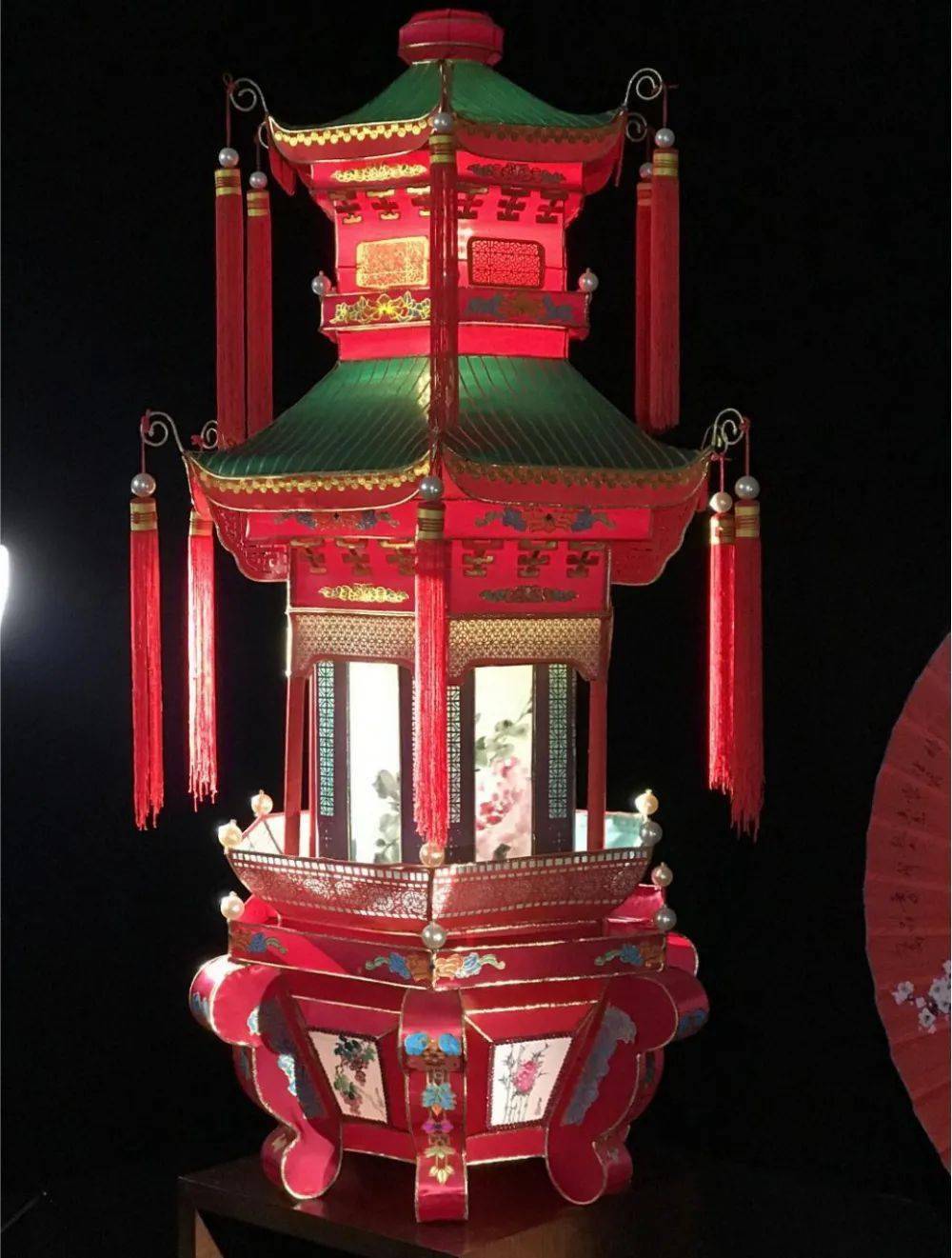 " data-lemmaid="3366032">花灯 /a>,是一种古老的汉族传统手工艺品