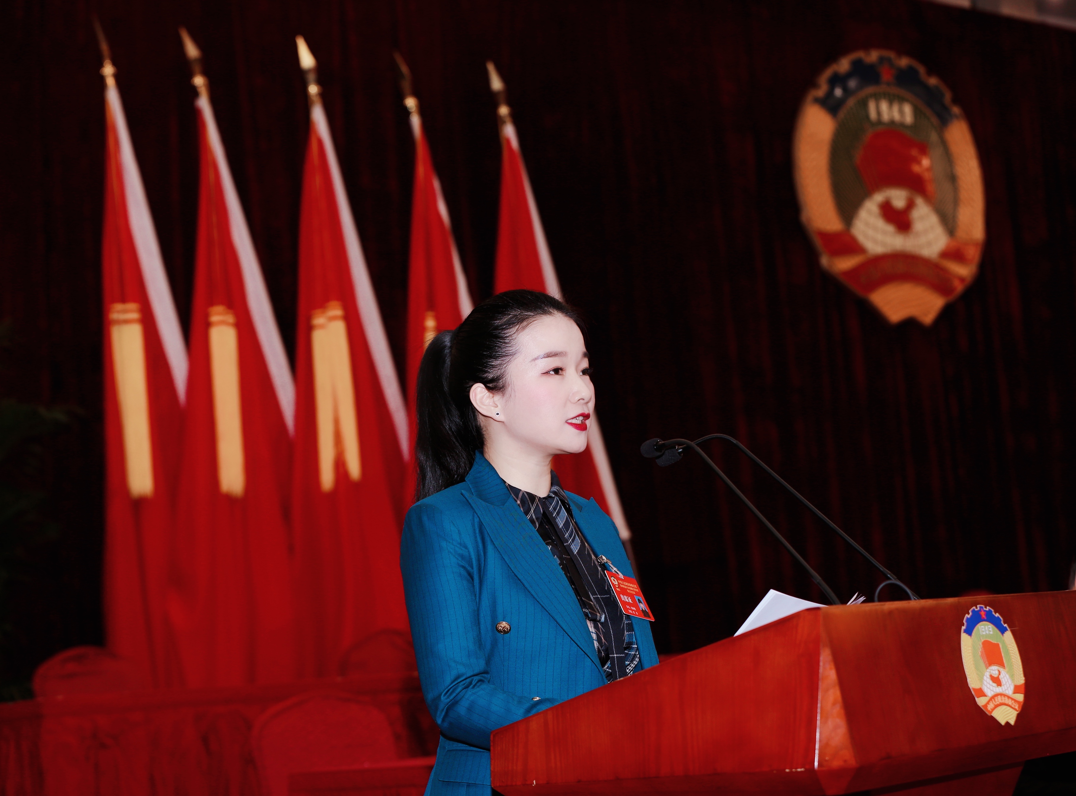 生于贵州省黔东南州,民族歌手,民革党员,贵州省旅游形象大使,黔东南州