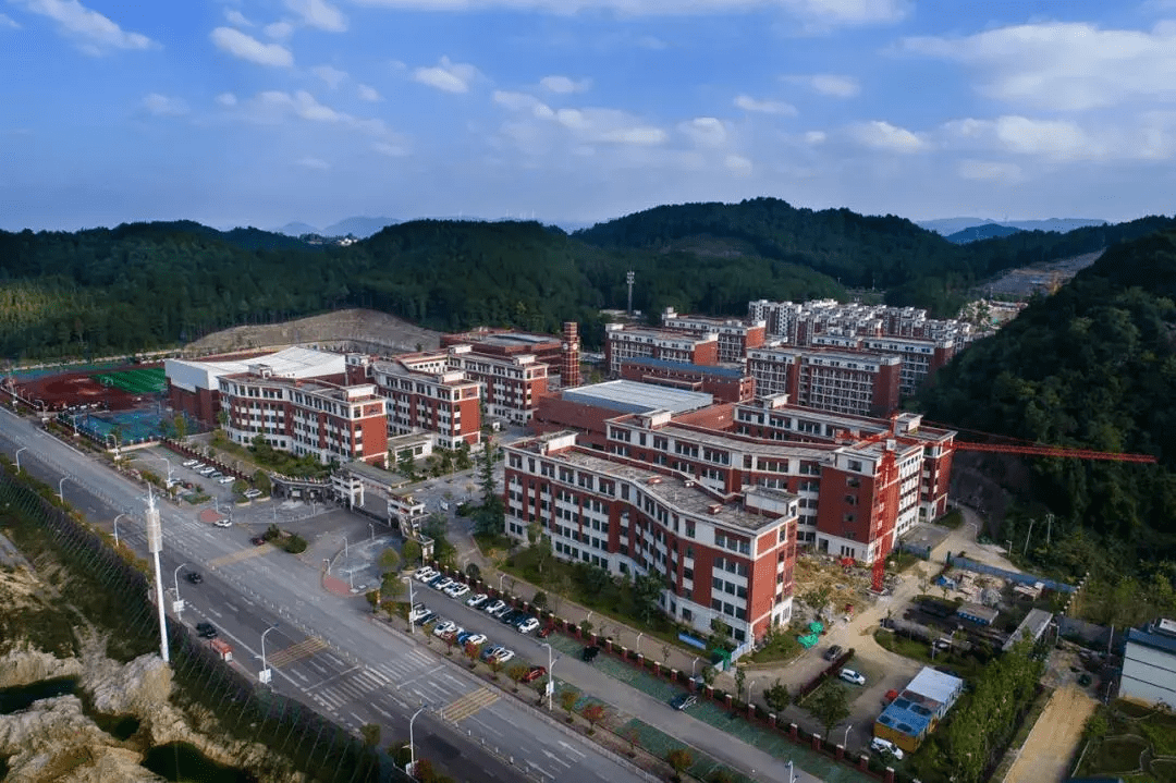 贵州省龙里中学