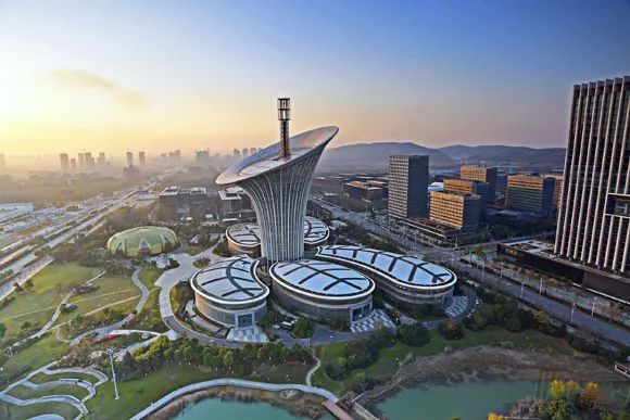  p>武汉东湖新技术开发区,简称"东湖高新区","东湖开发区",别称"中国