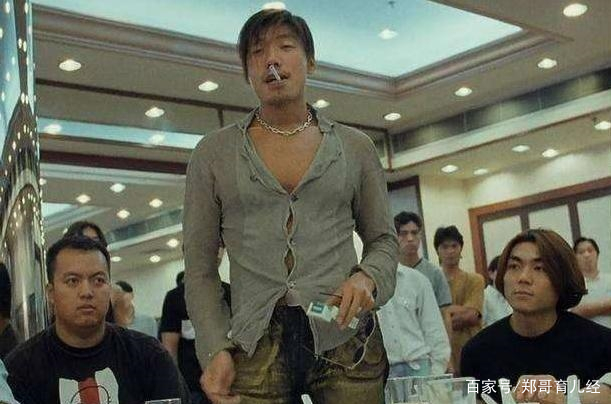 56岁张耀扬须发皆白，再无乌鸦哥帅气形象，眼神犀利霸气依旧_百科TA说