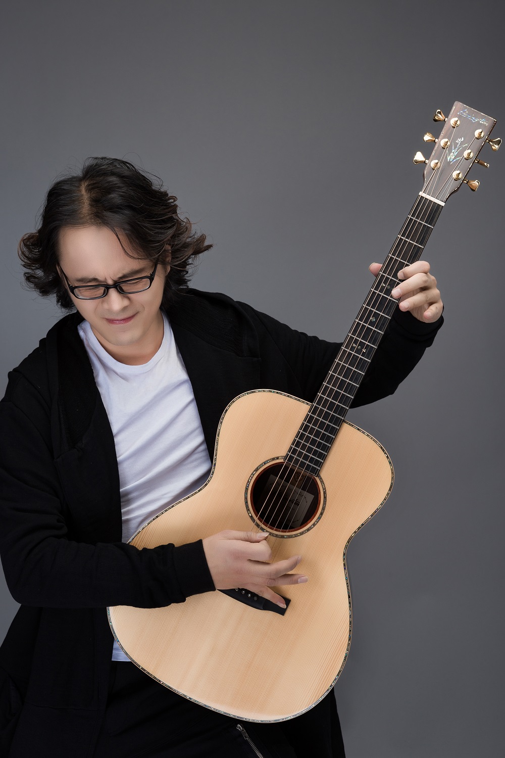 唐磊,1978年7月18日出生于广西壮族自治区桂林市,毕业于济南大学,中国