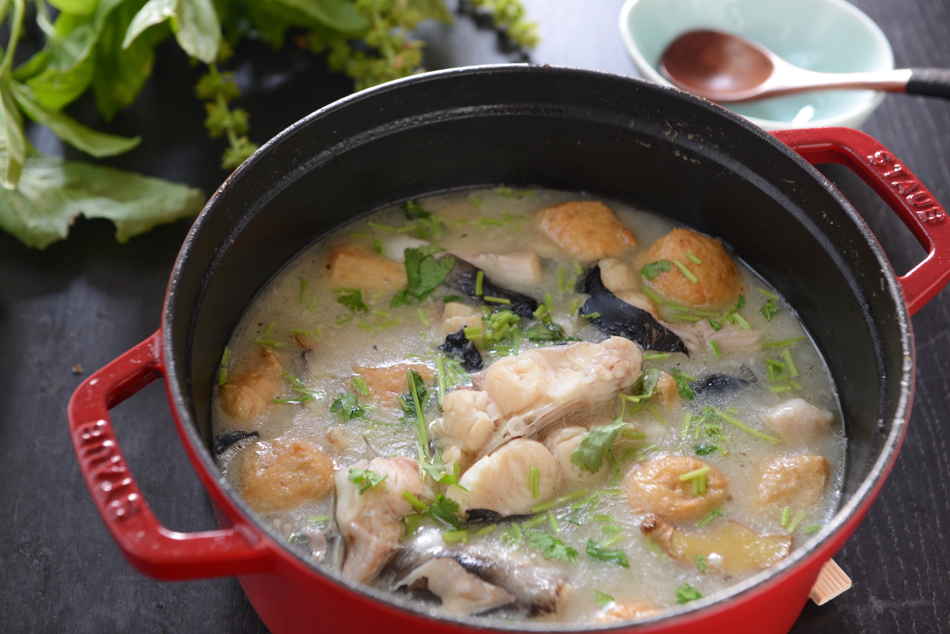  p>砂锅鲶鱼汤,是一道美食,主要食材为野生鲶鱼900 克. /p>