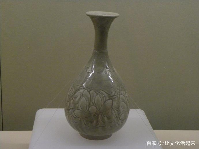 酱釉描金孔雀牡丹执壶∣ 沏一壶茶，静静地欣赏这把秀美的执壶_