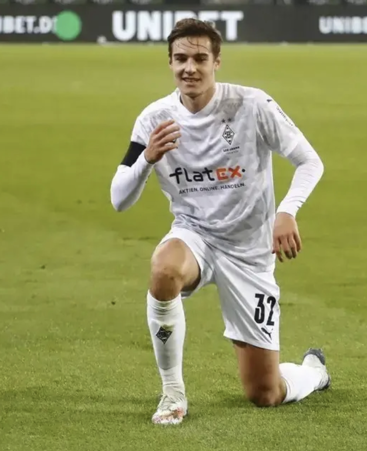  p data-id="gnbvukjmyp">弗洛里安·诺伊豪斯(fl