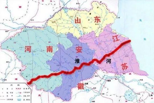 东临黄海,南以大别山,江淮丘陵,通扬运河和如泰运河南堤与长江流域