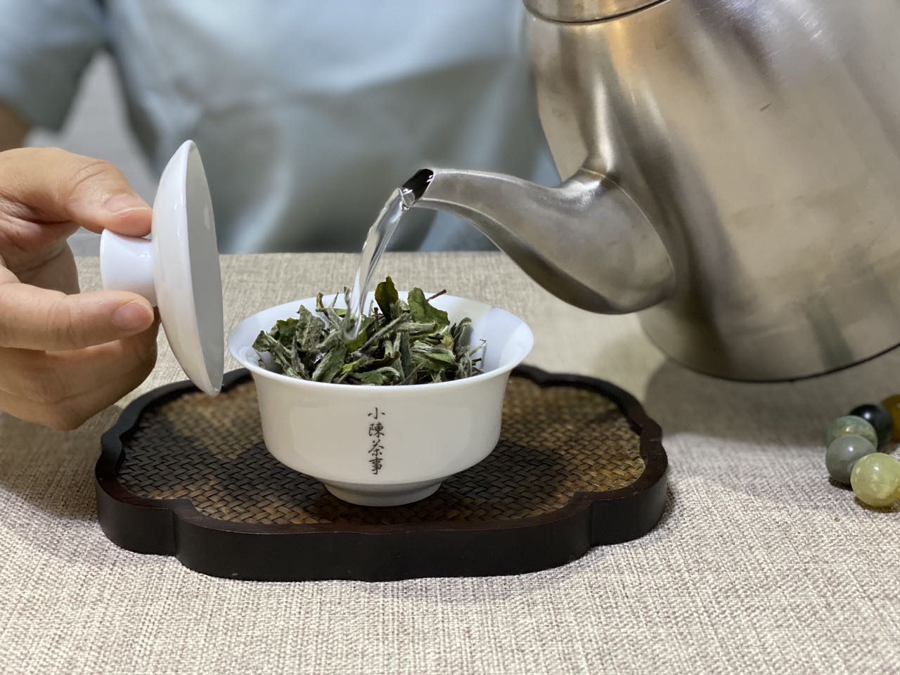 不会用盖碗泡茶的人，今天有福了！详细教程免费送上，新手也能学_百科TA说