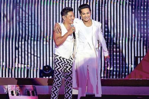 杜德伟（右）与哥哥杜德智（左）合唱《Wonderful Wo