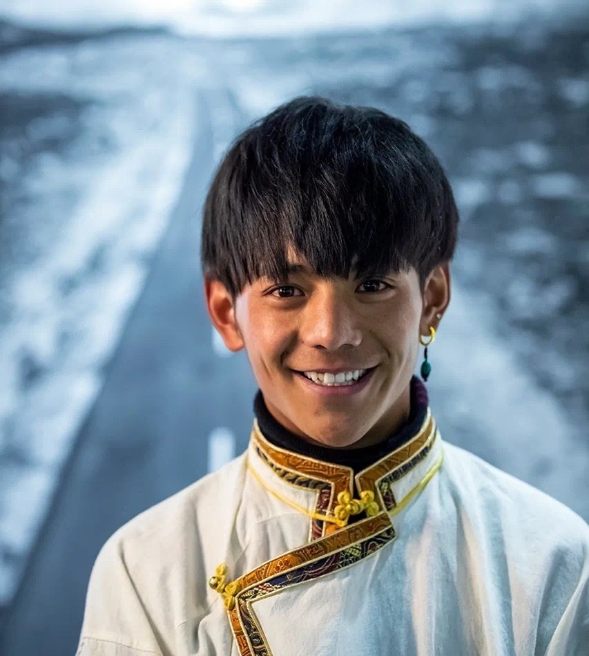  p>丁真珍珠(汉语名:丁真),藏族,中国内地男歌手