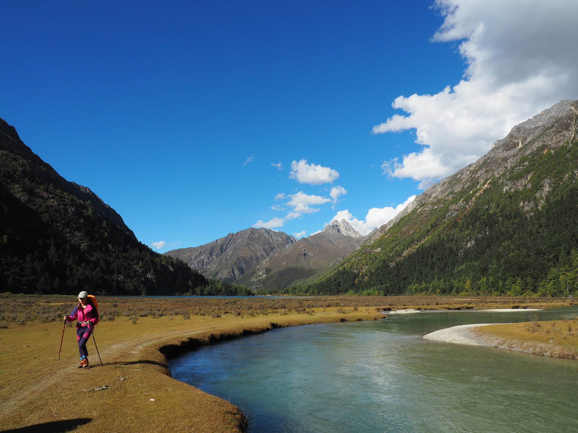  p>康定莲花湖位于四川省甘孜藏族自治州 a href="#" data-lemmaid="