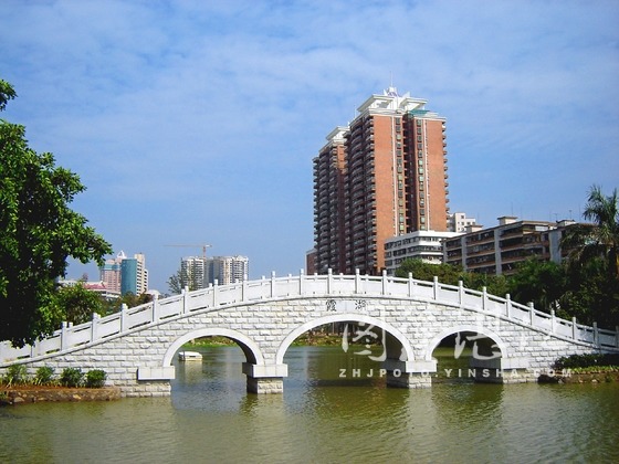  p data-id="gnx4odpr90">霞湖公园位于广东省湛江市 a target="