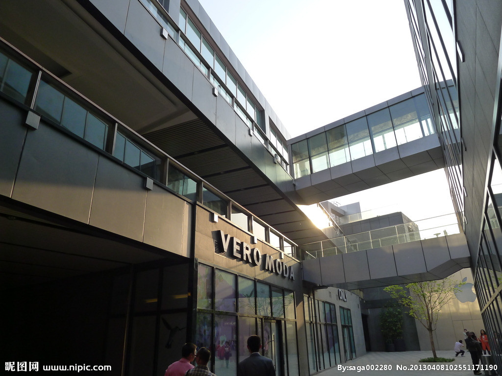  p>连廊,原是中国古建的一种形式,即建筑和建筑之间的连接构筑物,上有