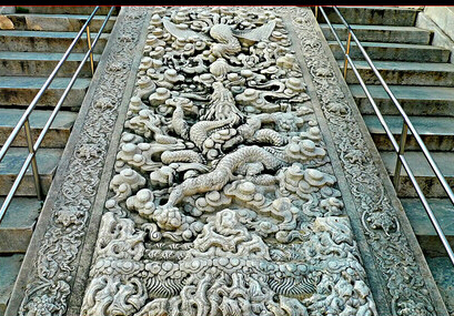  p>丹陛石又称陛阶石,是古代宫殿门前台阶中间镶嵌的那块长方形大石头