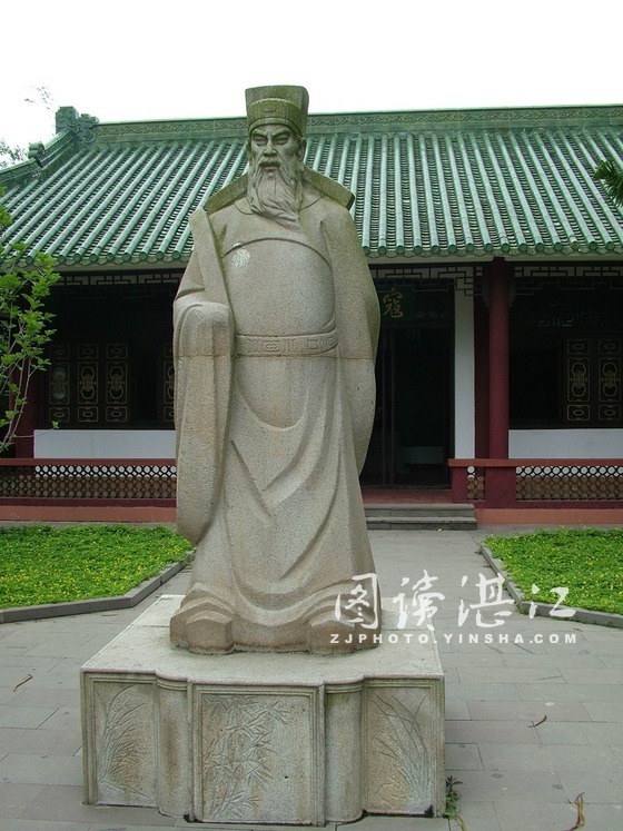 建于唐贞观十六年(642年),是纪念唐代雷州首任刺史陈文玉(雷祖)的祠堂
