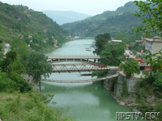 发源于黔南州的瓮安县龙洞河,流经瓮安,福泉,黄平