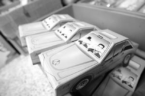  p>另类祭品是指除了通用的纸钱和金元宝以外,由纸扎成的"电视机","小