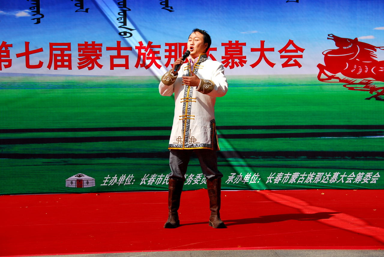  p>德龙(蒙语名字--布日古德),一位来自科尔沁草原的蒙古族青年歌手