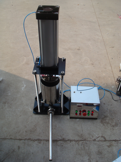  p>面筋串成型机是制作近年风靡街头的特色小吃"烤面筋"的专用机器,分