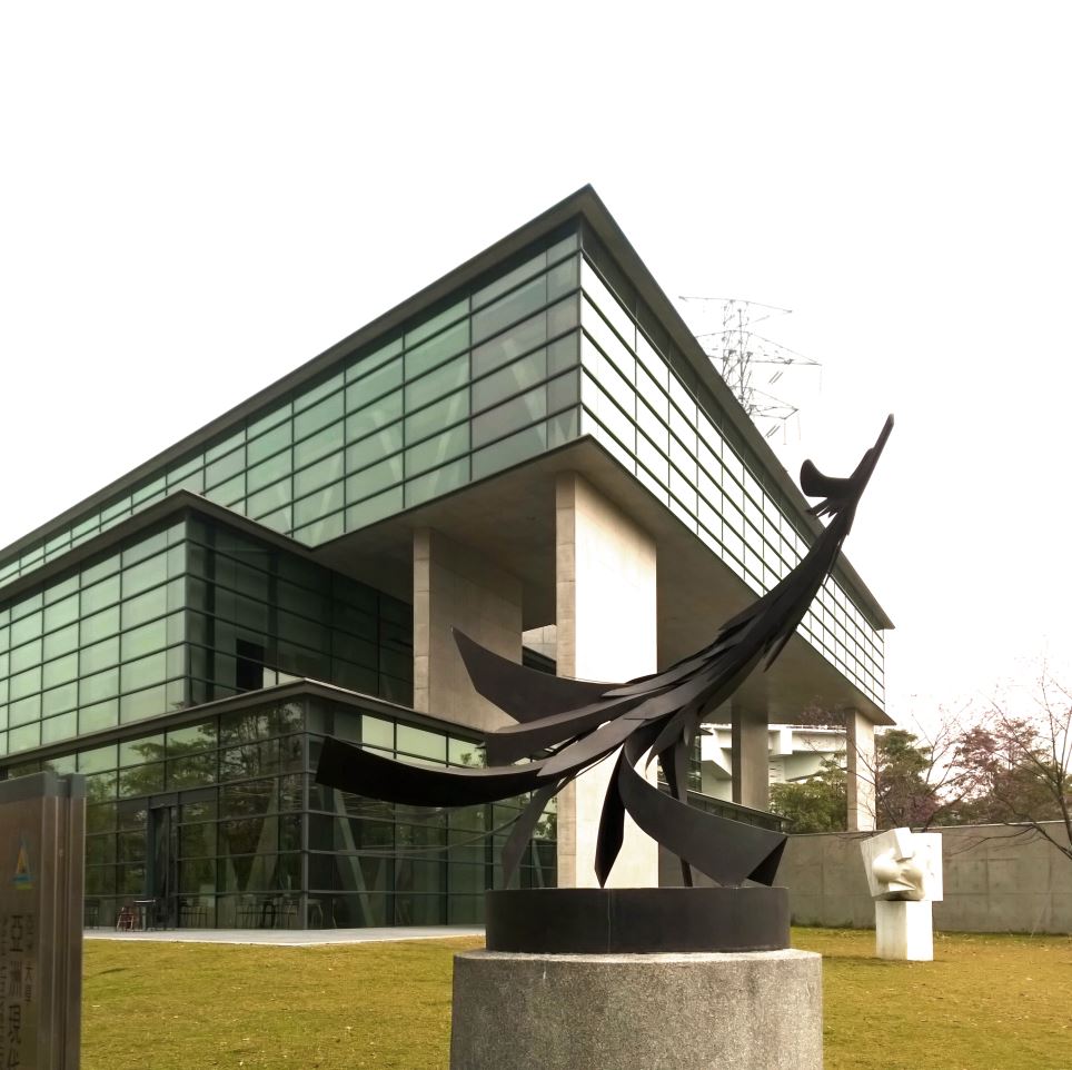  p>亚洲大学现代美术馆是安藤忠雄设计的位于台湾台中市的美术馆.