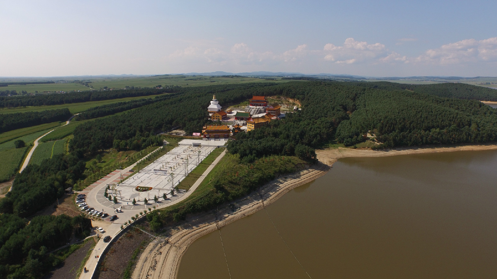 位于完达山西麓,三江平原西南部,距佳木斯市桦南县城9公里,占地面积