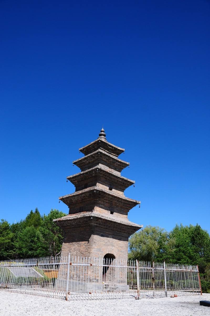  p>灵光塔,位于吉林省 a target="_blank" href="/item/长白朝鲜族