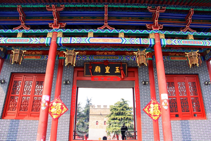 玉皇庙,坐落于偃师区顾县镇曲家寨村南的景山制高点上,位于嵩山到洛阳