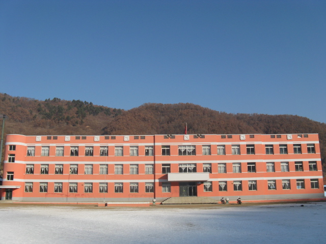 新宾朝中建于1946年4月,1958年增设高中部.