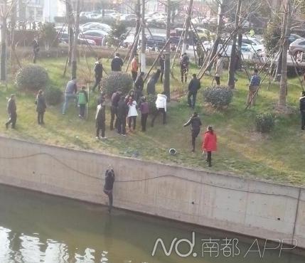 南京裸女跳河