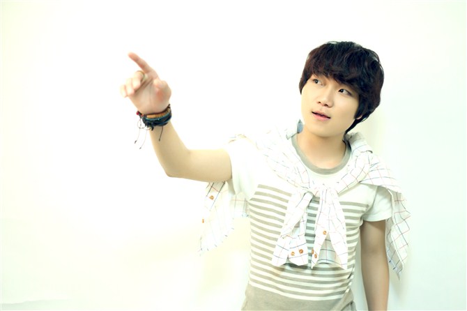  p>郑楠,演员,福建省福鼎市人,外形俊朗阳光的他,曾为多家品牌服装与