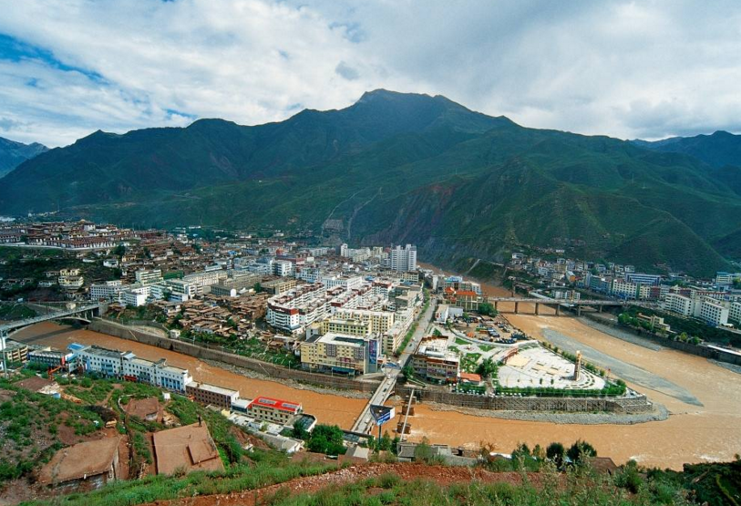  p>谷布神山,是康区十八座神山之首,位于昌都县日