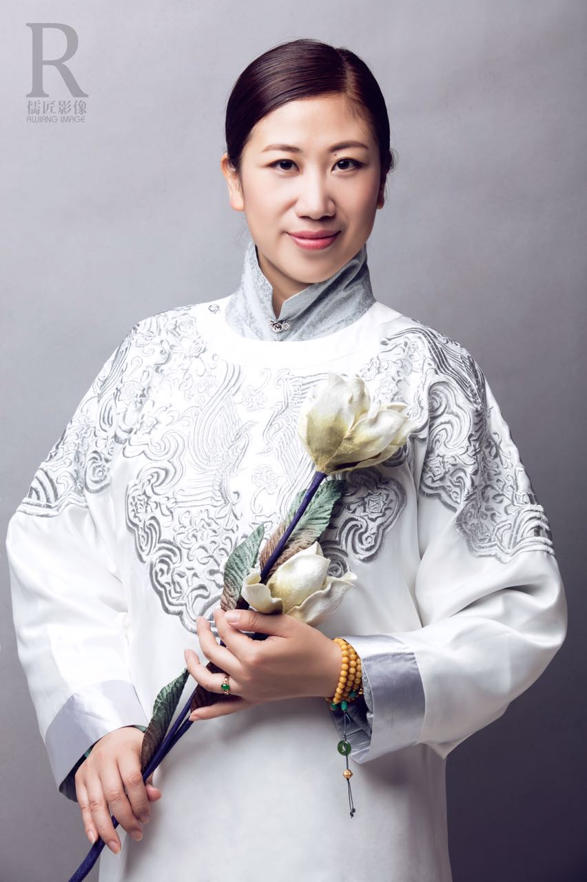 梁冰,女,高级松筋理疗师,高级健康管理师,曾得到刘焰刚教授的教导