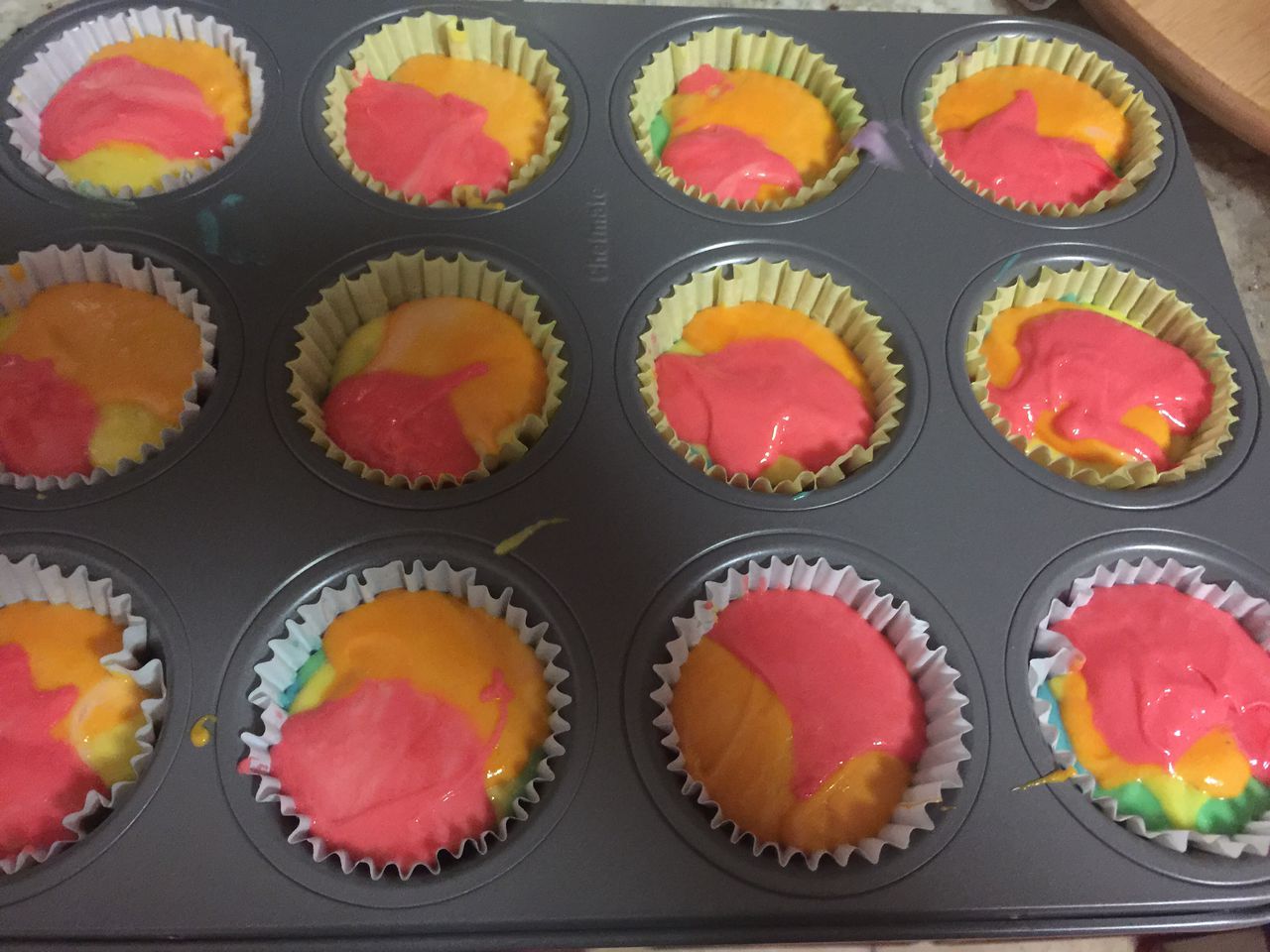 彩虹纸杯蛋糕