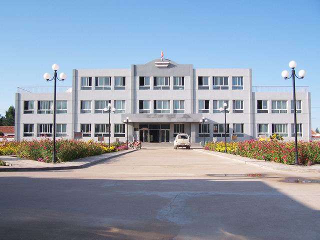  p>额勒顺中心校位于库伦旗北部塔民查干大沙漠深处,1978年改称额勒顺