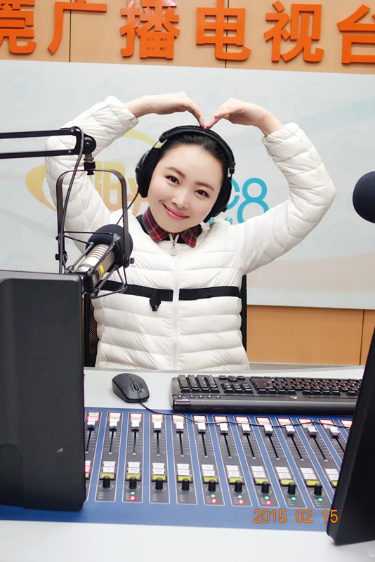 节目特色鲜明,以一男一女两个主持人用演绎的方式将笑话段子带给听众